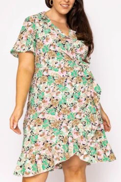 Vero Moda Curve Curve - Delilah Dress In Green 11 Vero Moda Curve Curve - Delilah Dress In Green -Moda Ulla Shop carraig donn curve delilah dress in green 616840